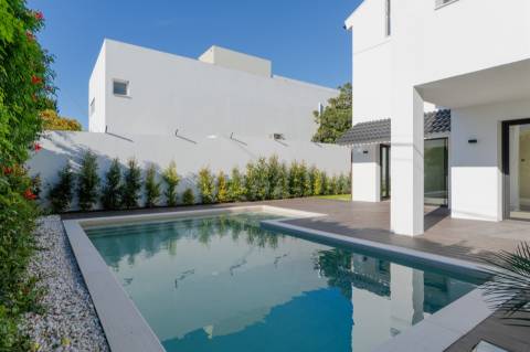 Moradia T4+1 Remodelada com Piscina no Livramento, em Cascais