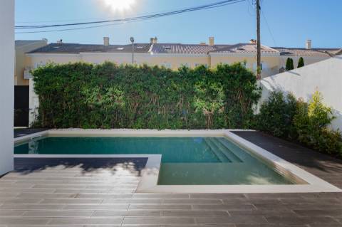 Moradia T4+1 Remodelada com Piscina no Livramento, em Cascais