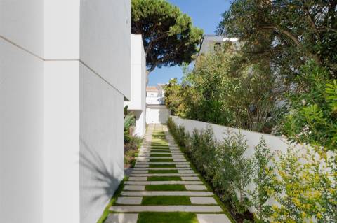 Moradia T4+1 Remodelada com Piscina no Livramento, em Cascais