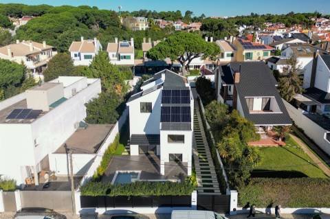 Moradia T4+1 Remodelada com Piscina no Livramento, em Cascais