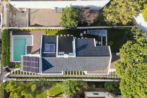 Moradia T4+1 Remodelada com Piscina no Livramento, em Cascais