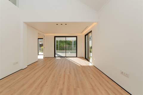 Moradia T4+1 Remodelada com Piscina no Livramento, em Cascais