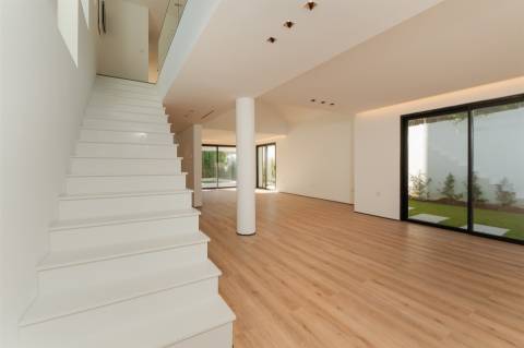 Moradia T4+1 Remodelada com Piscina no Livramento, em Cascais