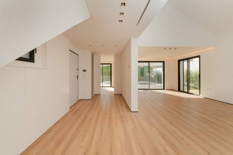 Moradia T4+1 Remodelada com Piscina no Livramento, em Cascais