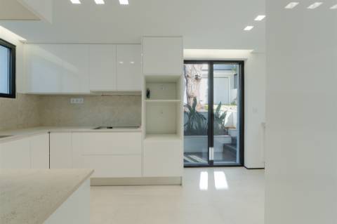 Moradia T4+1 Remodelada com Piscina no Livramento, em Cascais