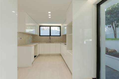 Moradia T4+1 Remodelada com Piscina no Livramento, em Cascais