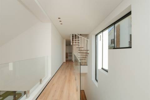 Moradia T4+1 Remodelada com Piscina no Livramento, em Cascais