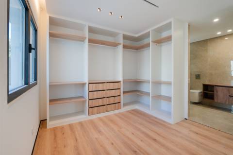 Moradia T4+1 Remodelada com Piscina no Livramento, em Cascais