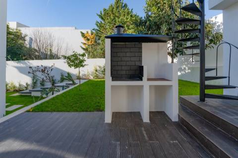 Moradia T4+1 Remodelada com Piscina no Livramento, em Cascais