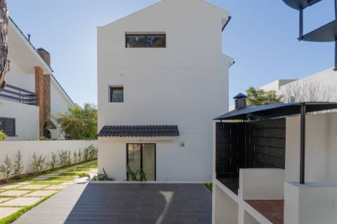 Moradia T4+1 Remodelada com Piscina no Livramento, em Cascais