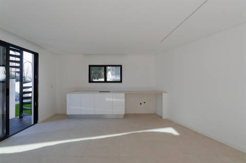 Moradia T4+1 Remodelada com Piscina no Livramento, em Cascais