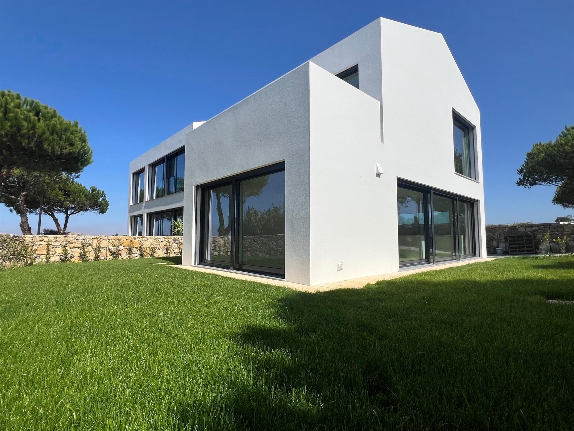 Arrendamento – Moradia Nova e Exclusiva 3+1, com 157 m² e Jardim Privativo- Magoito