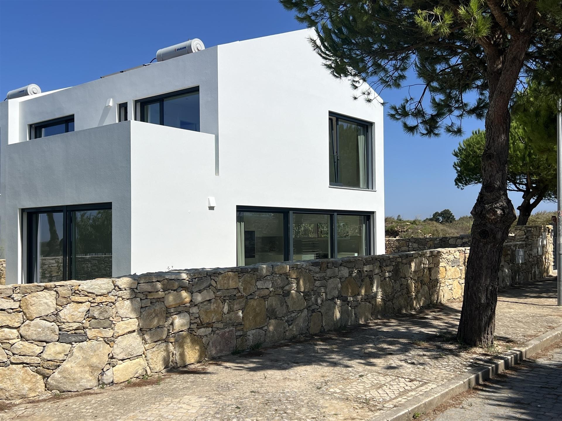 Arrendamento – Moradia Nova e Exclusiva 3+1, com 157 m² e Jardim Privativo- Magoito