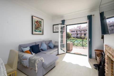 Apartamento T2 Remodelado com Terraço Privativo na Prestigiada Quinta da Beloura