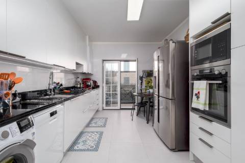 Apartamento T2 Remodelado com Terraço Privativo na Prestigiada Quinta da Beloura