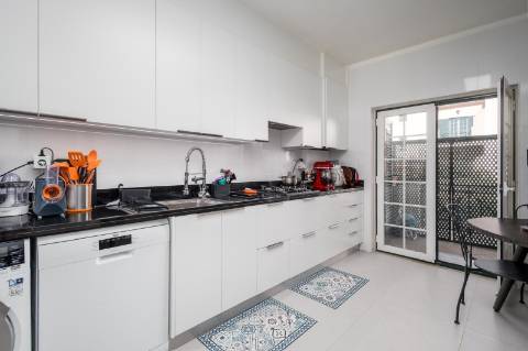 Apartamento T2 Remodelado com Terraço Privativo na Prestigiada Quinta da Beloura