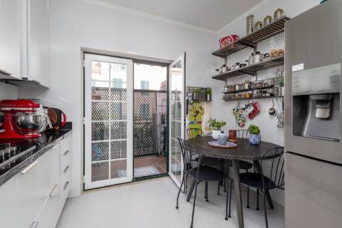 Apartamento T2 Remodelado com Terraço Privativo na Prestigiada Quinta da Beloura