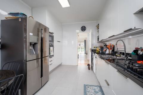 Apartamento T2 Remodelado com Terraço Privativo na Prestigiada Quinta da Beloura