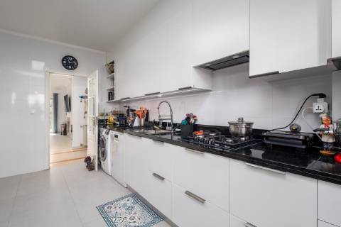 Apartamento T2 Remodelado com Terraço Privativo na Prestigiada Quinta da Beloura