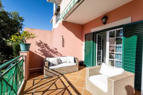 Apartamento T2 Remodelado com Terraço Privativo na Prestigiada Quinta da Beloura