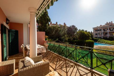 Apartamento T2 Remodelado com Terraço Privativo na Prestigiada Quinta da Beloura