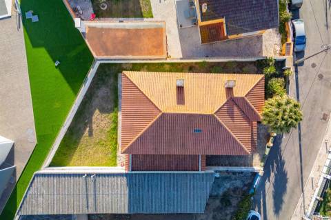 Moradia T3 Independente em Manique de Baixo com Jardim Privativo