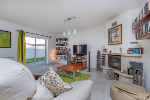 Moradia T3 Independente em Manique de Baixo com Jardim Privativo