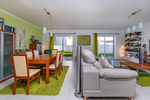 Moradia T3 Independente em Manique de Baixo com Jardim Privativo