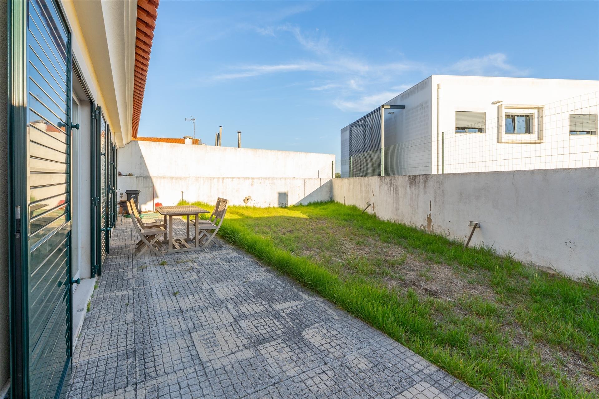 Moradia T3 Independente em Manique de Baixo com Jardim Privativo