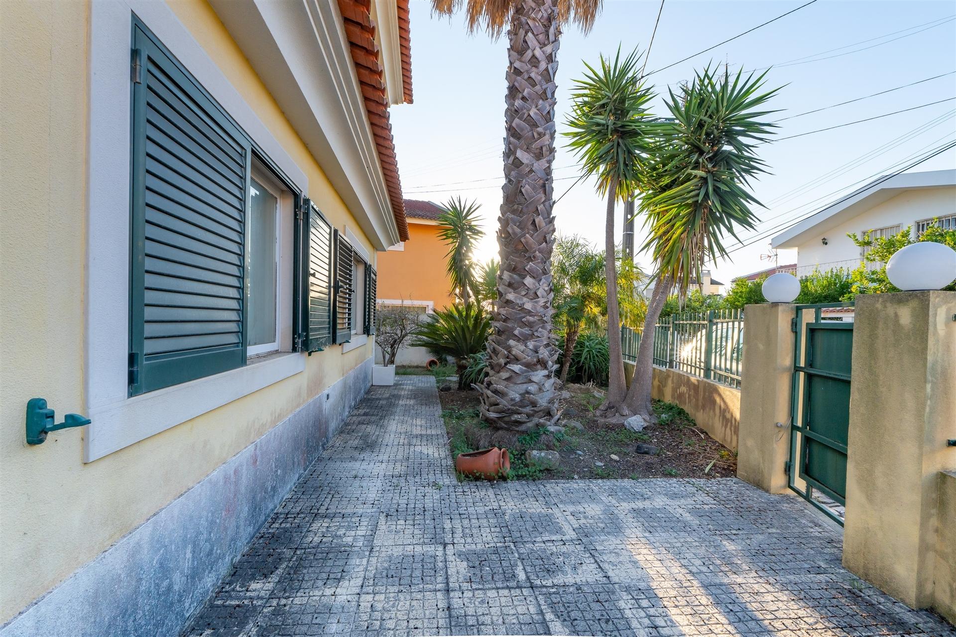 Moradia T3 Independente em Manique de Baixo com Jardim Privativo