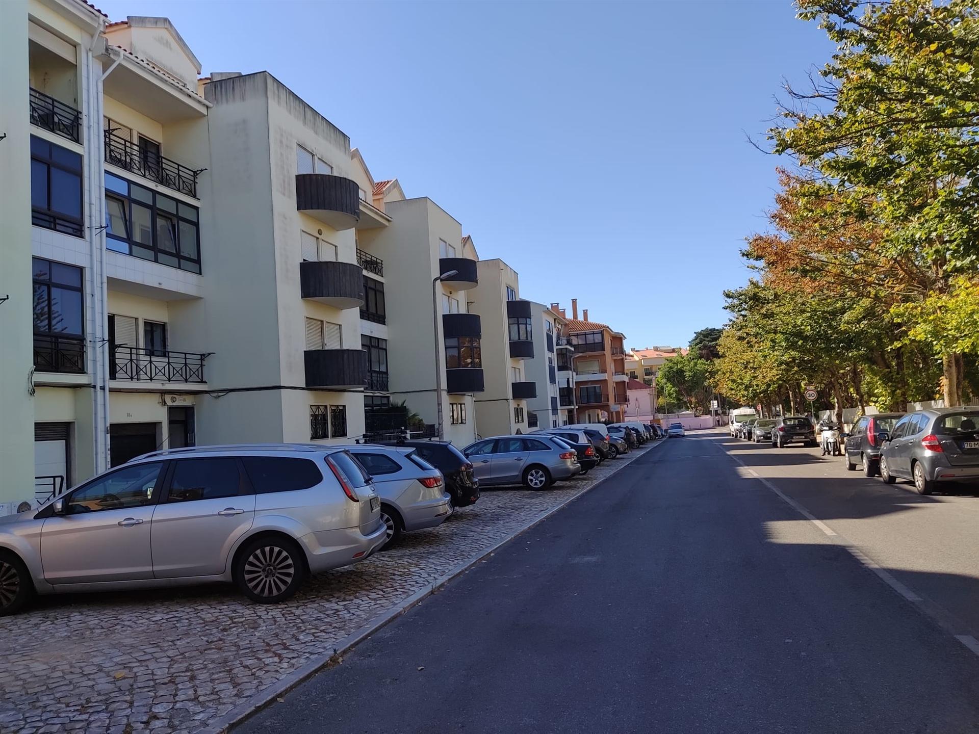 T4 Duplex em Carcavelos — Conforto, e Localização Privilegiada
