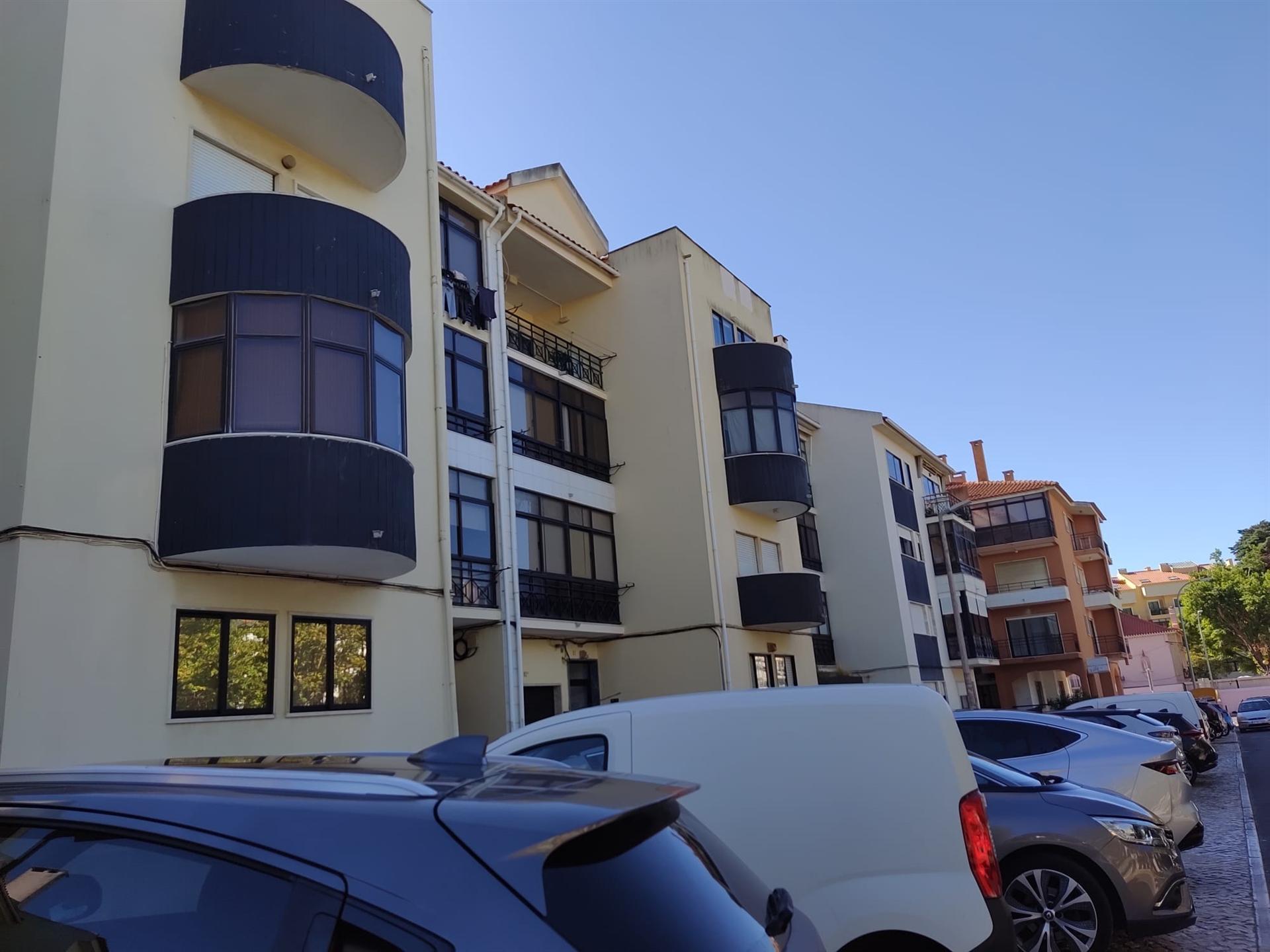 T4 Duplex em Carcavelos — Conforto, e Localização Privilegiada
