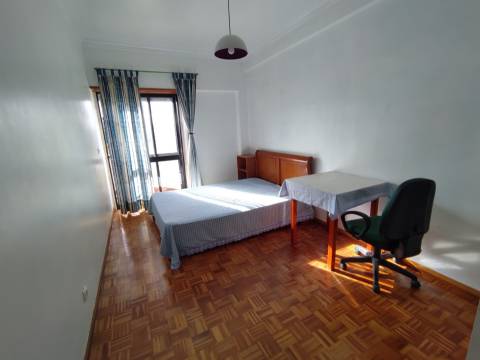 T4 Duplex em Carcavelos — Conforto, e Localização Privilegiada