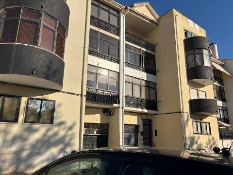 T4 Duplex em Carcavelos — Conforto, e Localização Privilegiada