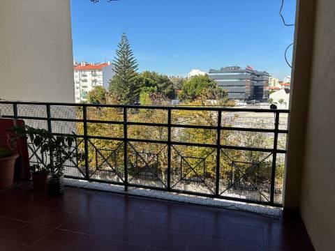 T4 Duplex em Carcavelos — Conforto, e Localização Privilegiada