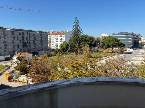 T4 Duplex em Carcavelos — Conforto, e Localização Privilegiada