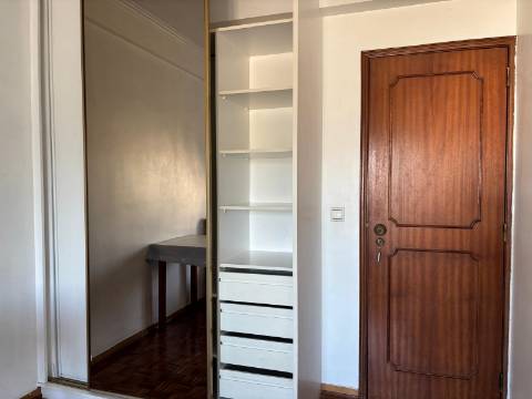T4 Duplex em Carcavelos — Conforto, e Localização Privilegiada