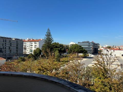 T4 Duplex em Carcavelos — Conforto, e Localização Privilegiada