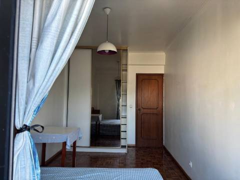 T4 Duplex em Carcavelos — Conforto, e Localização Privilegiada