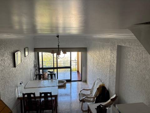 T4 Duplex em Carcavelos — Conforto, e Localização Privilegiada