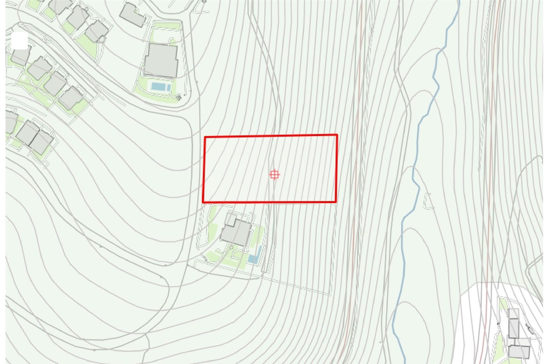 Terreno com uma área total de 4.240 m² para construção de moradia.