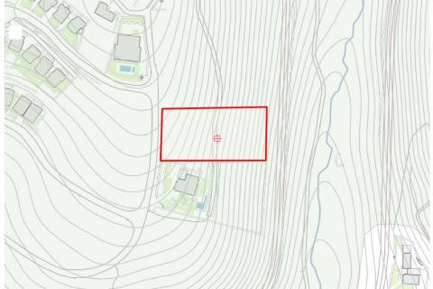 Terreno com uma área total de 4.240 m² para construção de moradia.