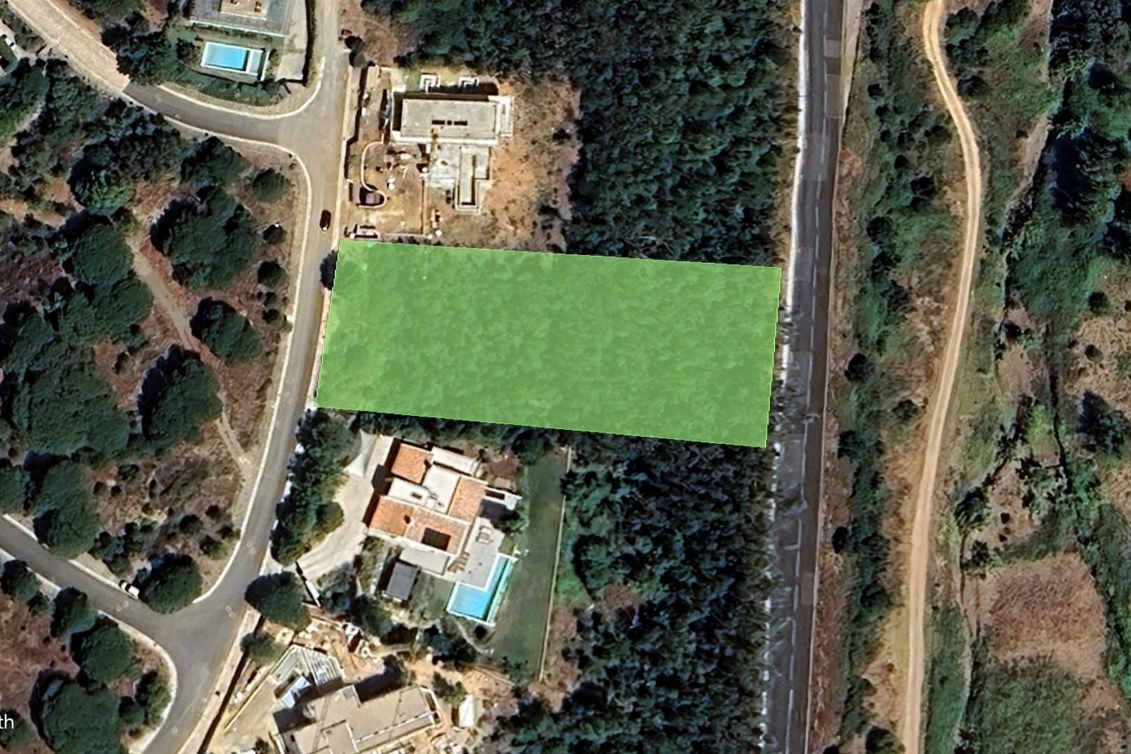 Terreno com uma área total de 4.240 m² para construção de moradia.