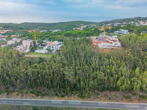 Terreno com uma área total de 4.240 m² para construção de moradia.