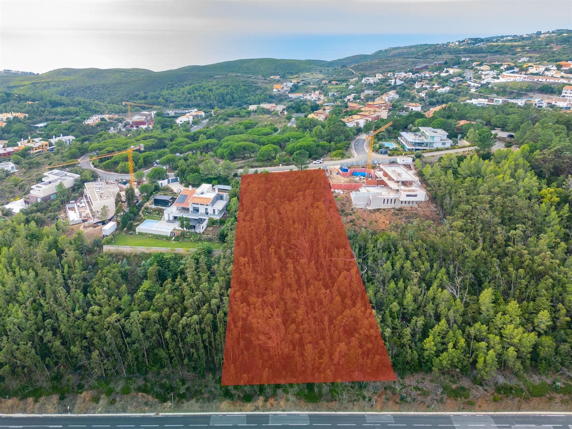 Terreno com uma área total de 4.240 m² para construção de moradia.