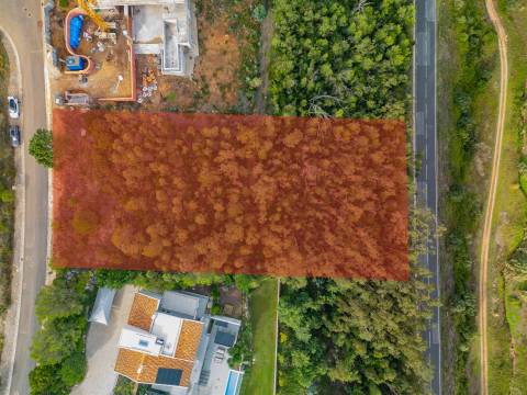 Terreno com uma área total de 4.240 m² para construção de moradia.