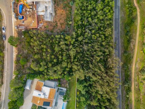 Terreno com uma área total de 4.240 m² para construção de moradia.