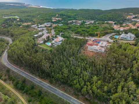 Terreno com uma área total de 4.240 m² para construção de moradia.