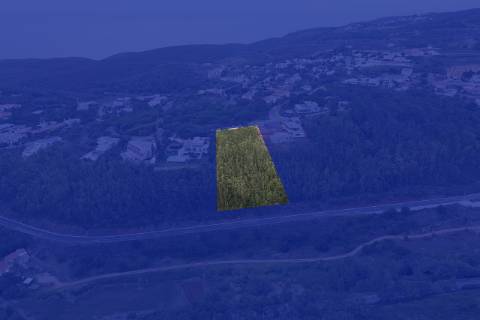 Terreno com uma área total de 4.240 m² para construção de moradia.