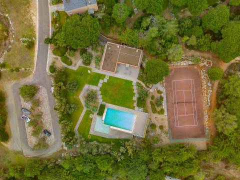 Terreno com uma área total de 4.240 m² para construção de moradia.